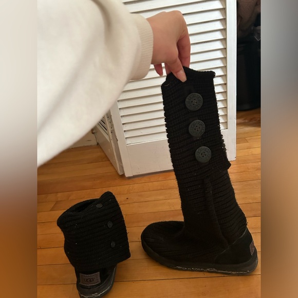 Ugg Women Classic Cardy Winter Boot, Size 8 - Picture 2 of 3